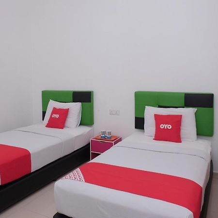 Oyo 90005 Dc Villa Guest House Kuala Rompin Exterior foto